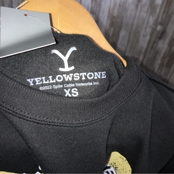 NWT Yellowstone Black Sweatshirt - Picture 5 of 6